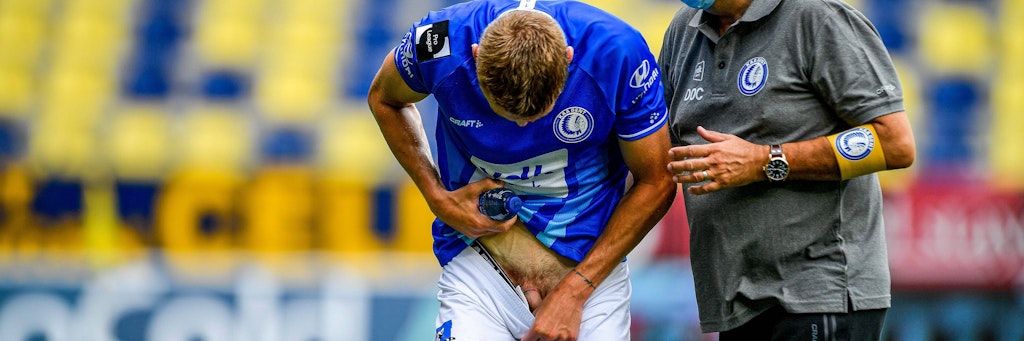 Dran ist er noch. Aber verletzt! Igor Plastun von KAA Gent zog sich zum Auftakt der belgischen Meisterschaft eine kuriose Verletzung zu, die bei allen Männern in dieser Welt Horrorvorstellungen auslöst. 