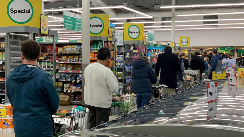 Nach dem der Lockdown angekündigt wurde, bildeten sich lange Schlangen in den Supermärkten.