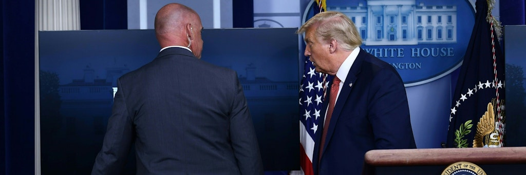 Ein Mitarbeiter des Secret Service bringt US-Präsident Donald Trump in Sicherheit.