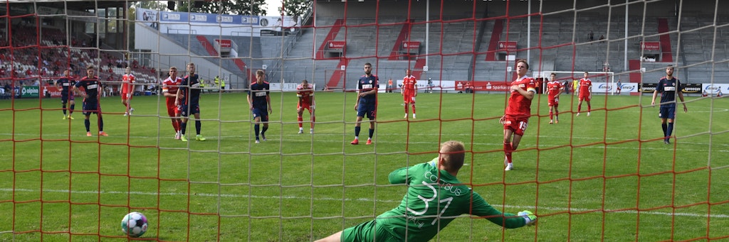 Marius Bülter trifft gegen Cottbus per Elfmeter.