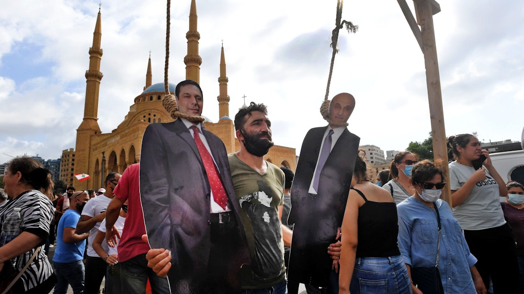 Wut auf das Machtkartell von Beirut: Porträts von Ex-Premier Hassan Diab (l.) und Armeechef Samir Geagea hängen bei einer Demonstration am Galgen.