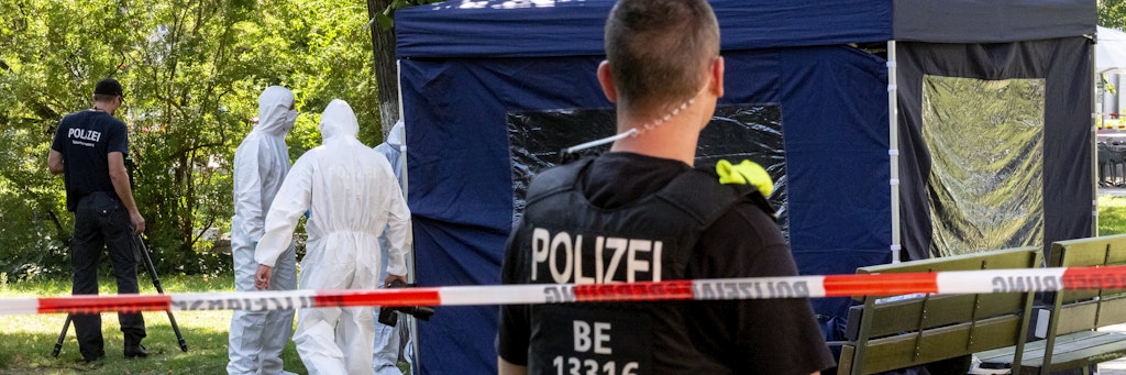 Beamte der Spurensicherung sichern in einem Faltpavillon Spuren am Tatort im Kleinen Tiergarten. 