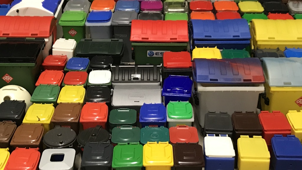 Zu seiner besonderen Kollektion gehören auch mehr als 300 Miniatur-Mülltonnen.