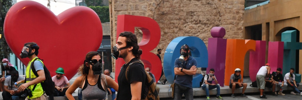 Junge Demonstranten protestieren vor dem Parlament in Beirut. 