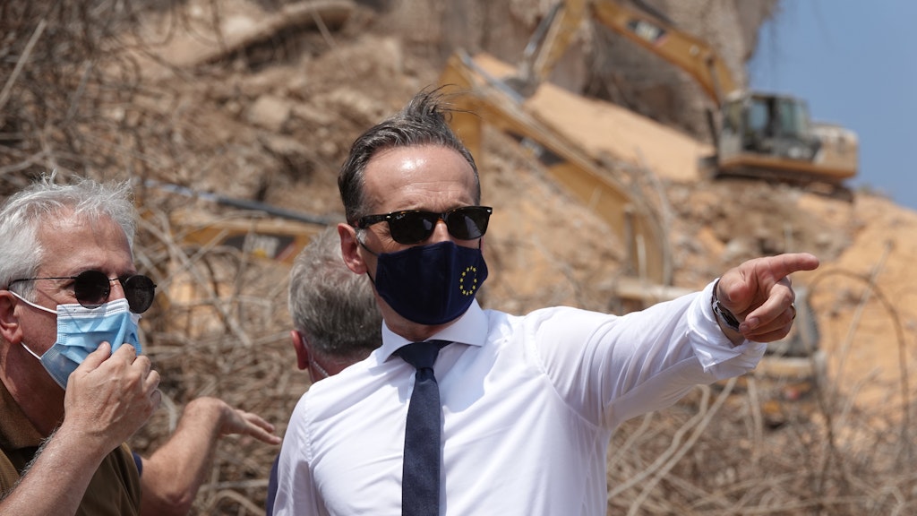 Der deutsche Außenminister Heiko Maas (SPD) steht in Beirut am Ort der Explosion.