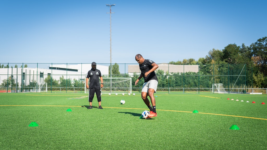 Neben schweißtreibenden Konditionseinheiten übte Ronny auch mit dem Ball. 