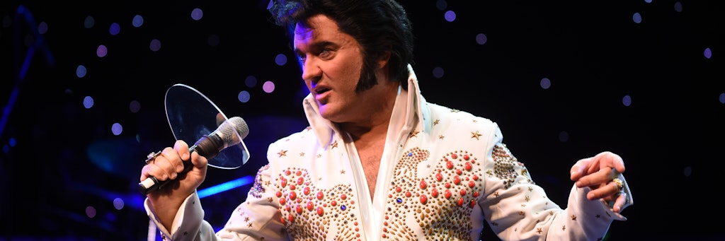 Auch Grahame Patrick alias Elvis musste zum Corona-Test – und bekommt für seine Show sogar ein Mikrofon mit Tröpfchen-Schutz.