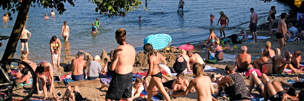 Die hohen Temperaturen ziehen viele Badegäste an Berlins Gewässer - wie hier am Tegeler See.