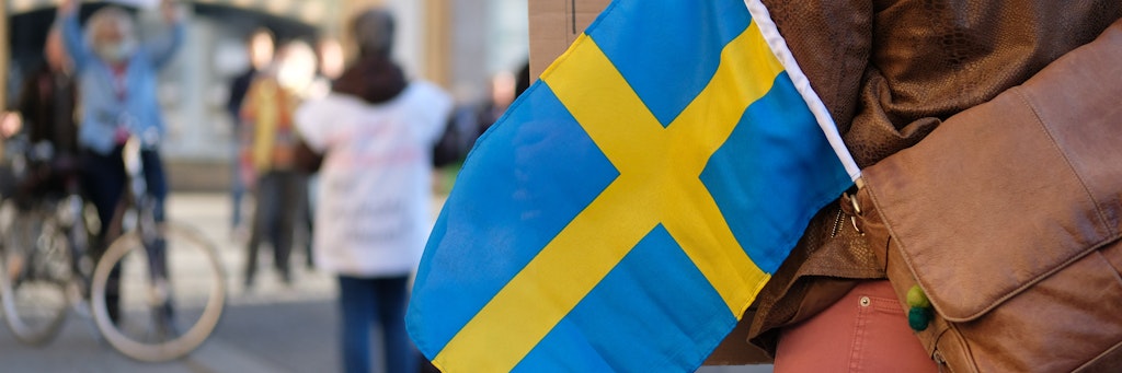 Beliebtes Utensil auf Demos von Corona-Skeptikern: die schwedische Flagge.