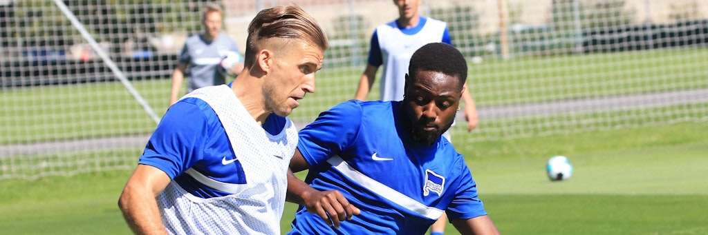 Herthas Peter Pekarik will sich in der neuen Saison auch gegen Zugang Deyo Zeefuik (l.) auf der rechten Abwehrseite behaupten. 