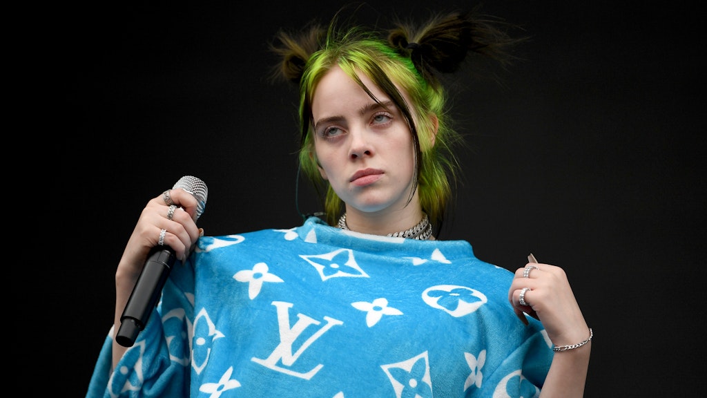 Billie Eilish steht beim Lollapalooza Festival Berlin auf dem Gelände des Olympiastadions auf der Bühne. 