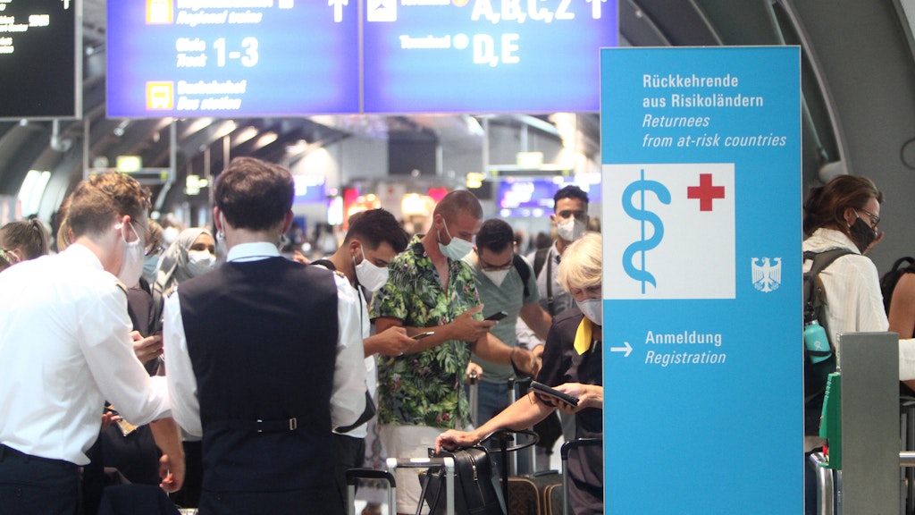Großer Andrang von Reiserückkehrern und Einreisende an einem Covid-19 Testzentrum im Flughafen Frankfurt.