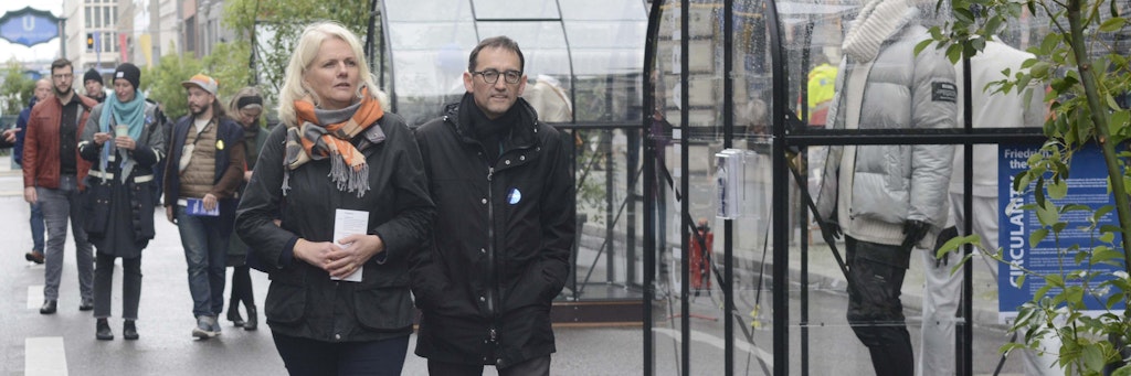 Im Oktober 2019 war die Friedrichstraße für ein Wochenende für Autos gesperrt, Verkehrssenatorin Regine Günther und Mittes Bürgermeister Stephan von Dassel (beide Grüne) wanderten an Bäumchen und Ausstellungspavillons vorbei.