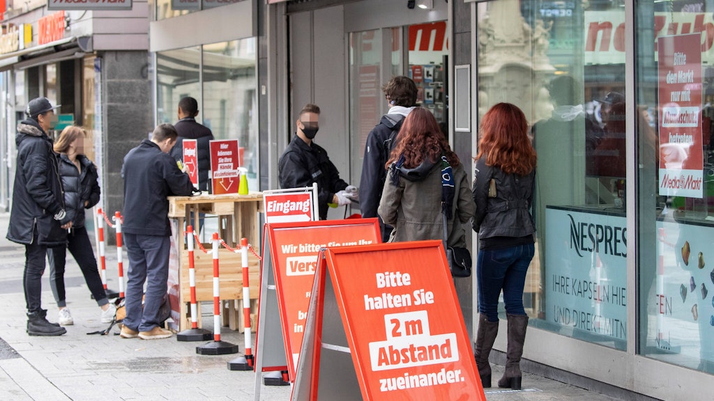 Elektronik-Riesen wie Media Markt und Saturn haben festgestellt, dass selbst nach Wiedereröffnung der Geschäfte der Online-Handel weiterhin boomt. 