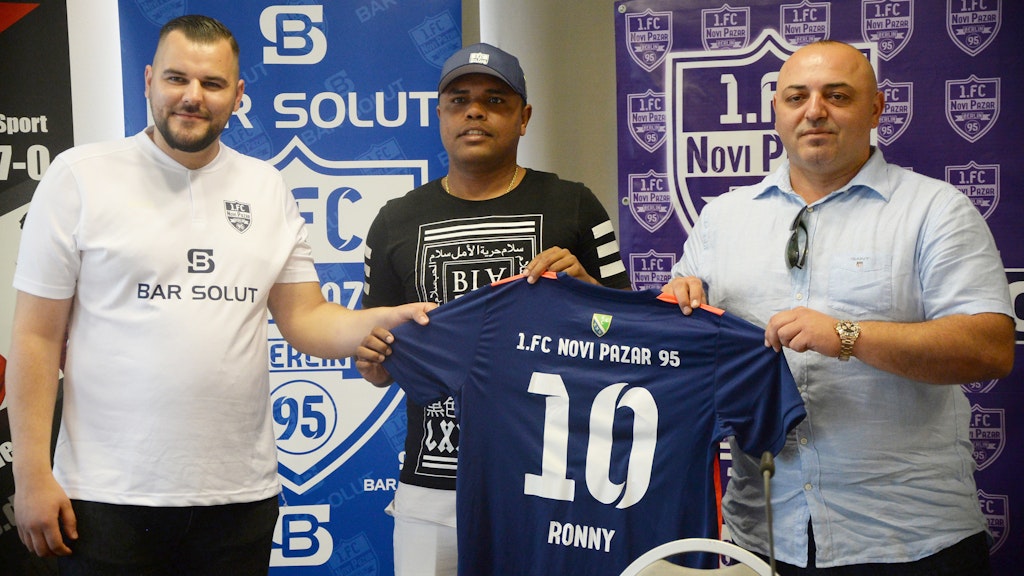 Ex-Herthaner Ronny mit Novi-Sportdirektor Redzo Arifovic (l.) und Präsident Resad Halilovic. 