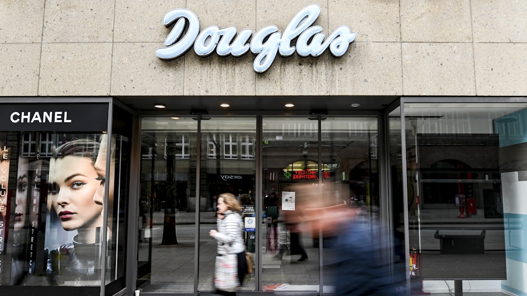 Ein Geschäft der Parfümerie-Filialkette Douglas – die Läden werden teils bestehen bleiben, um Kosmetik und Parfums erlebbar zu machen.