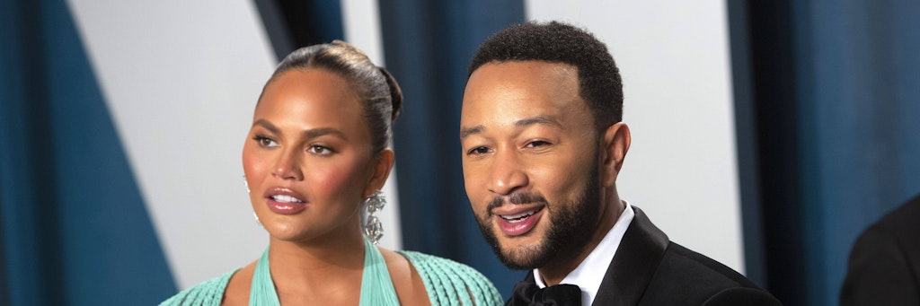Chrissy Teigen und ihr Ehemann John Legend bei der Vanity Fair Oscar Party 2020.