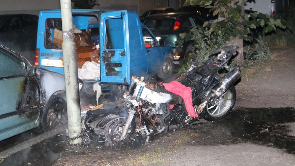 Ein BMW-Motorrad und zwei weitere Fahrzeuge wurden durch die Flammen beschädigt. 