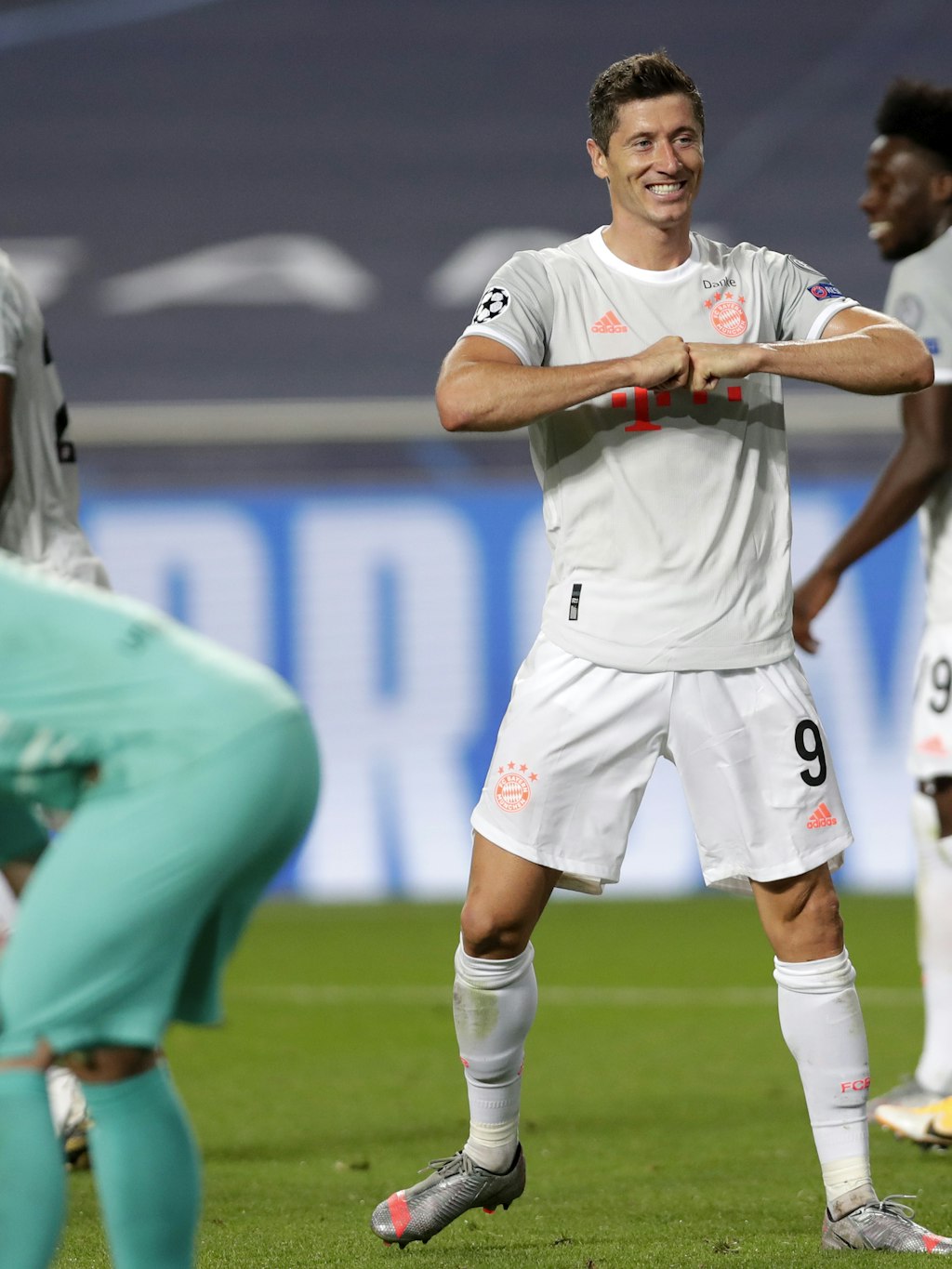 Robert Lewandowski feiert sein Tor zum 6:2. Wäre auch zu komisch, wenn er bei acht Bayern-Trefferm nicht unter den Schützen gewesen sein sollte.
