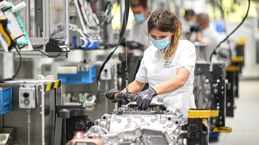 Eine Monteurin beim Automobilzulieferer ZF Friedrichshafen. Um die Folgen der Corona-Krise abzufedern, hat die Firma die Arbeitszeiten um 20 Prozent gekürzt.