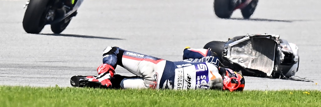 Hafiz Syahrin aus Malaysia liegt auf der Strecke. Er war ungebremst in die Maschine des Italieners Enea Bastianini gerast. 