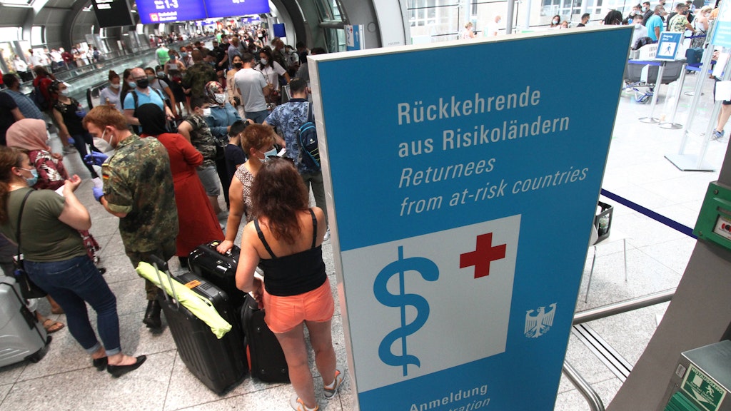Reiserückkehrer und Einreisende stehen vor dem Covid-19 Testzentrum im Flughafen Frankfurt Schlange. Der Ansturm überlastet die Gesundheitsämter, die die Tests auswerten.