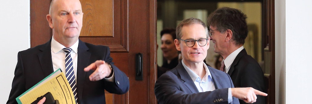 Die Regierunfgschefs der Hauptstadtregion: Dietmar Woidke (li.) verlangt bundesweit einheitliche Corna-Regelungen, Michael Müller will härter gegen die Virus-Leugner vorgehen.