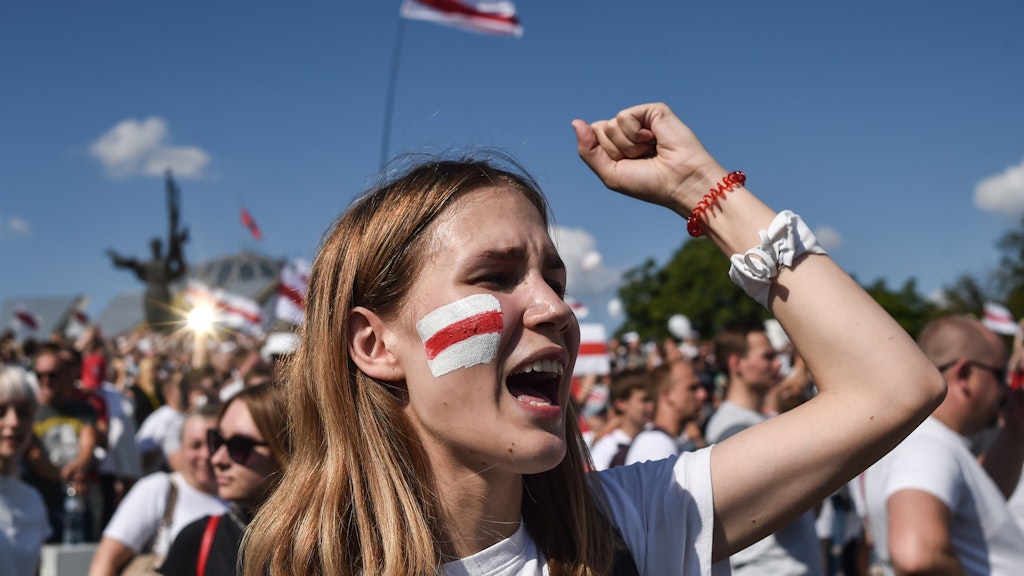 Die Demonstranten trugen weiß-rot-weiße Flaggen - die belarussischen Nationalfarben.