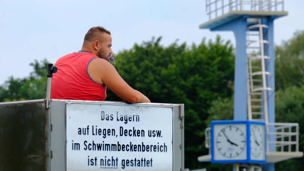 Einer der Bademeister des Neuköllner Sommerbads hat die Lage im Blick.<br>
