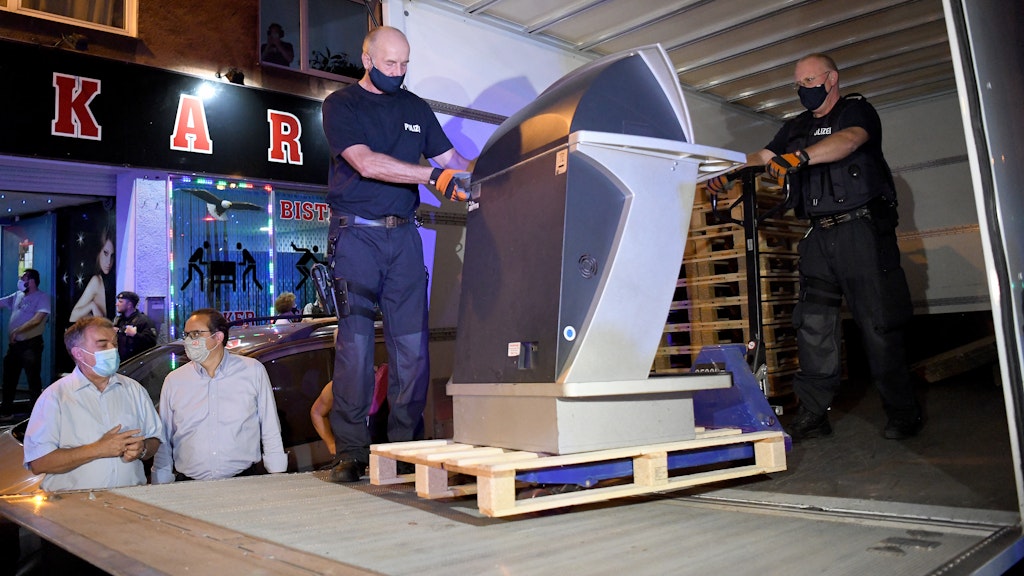 In Spielhallen entdeckten die Beamten illegal aufgestellte Automaten, in einem Fall waren sie in einem geheimen Hinterzimmer versteckt.