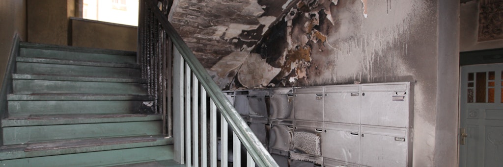 Die Flammen griffen von den angezündeten Kinderwagen auf die Holztreppe und Briefkästen über. 