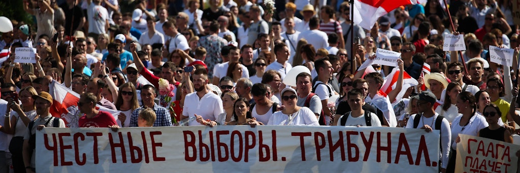Auf Transparenten forderten die Demonstranten in Minsk freie Wahlen und die Freilassung aller politischen Gefangenen.