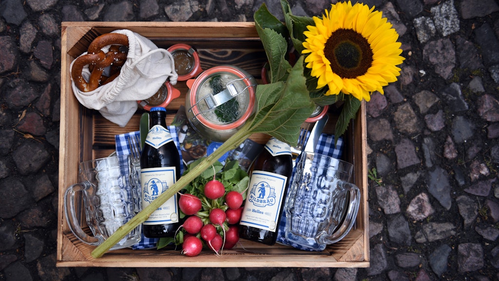 Weißwurst, Brezel, Radieschen, Butter, süßer Senf und Bier: alles, was es zu einem traditionellen bayrischen Frühstück braucht.