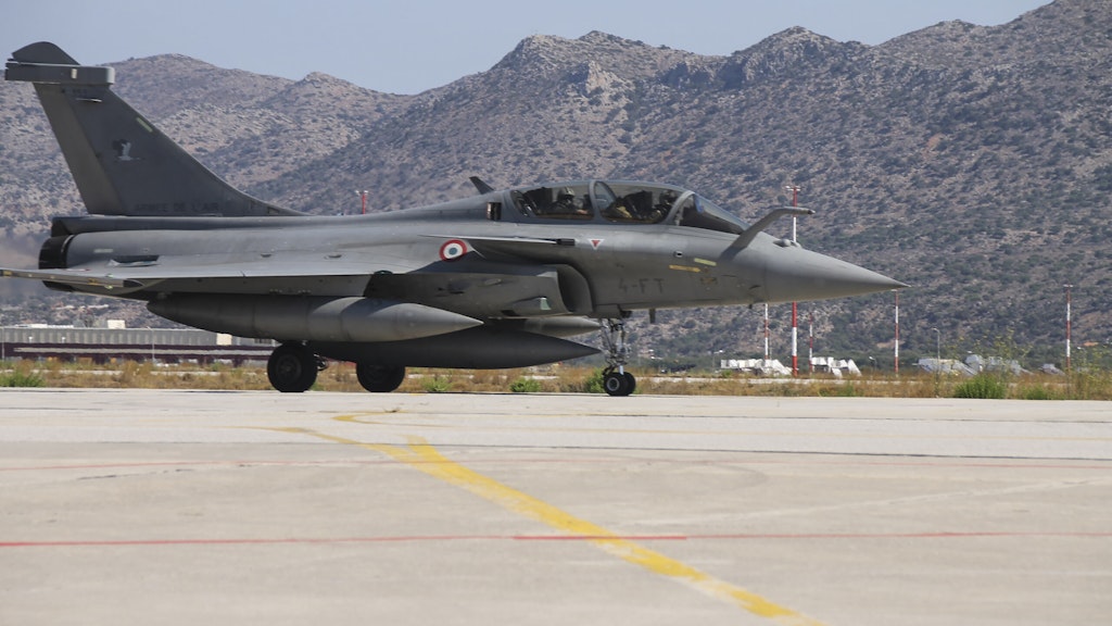 Ein französisches Kampfflugzeug auf dem griechischen Luftwaffenstützpunkt Souda. Frankreichs Präsident Macron kündigte an, wegen des Streits um Erdgasfelder die französische Militärpräsenz im östlichen Mittelmeer zu verstärken.