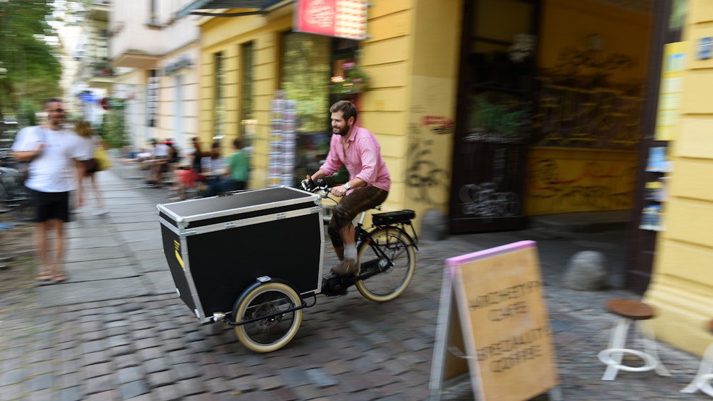Mit dem Lastenfahrrad liefert Peter die Weißwurstkisten an Kunden aus.<br>