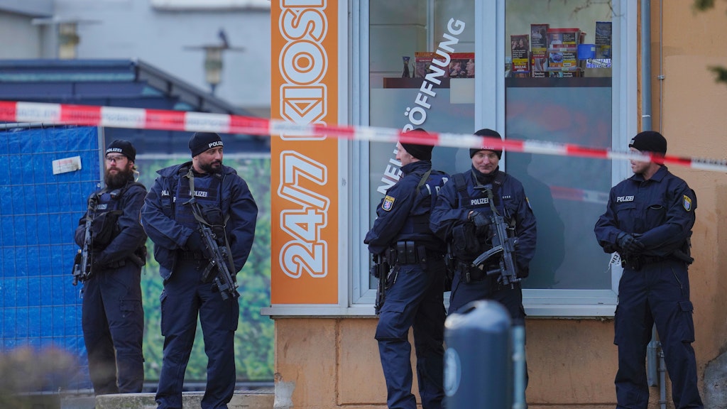 Einsatzkräfte der Polizei im Februar an einem der Tatorte. Im Vorraum des Kiosks erschoss der Attentäter vier Menschen.