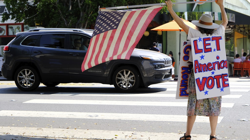 "Lasst Amerika wählen!", fordert eine Demonstrantin bei ihrem Protest vor einem Postamt in Los Angeles.