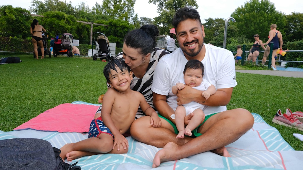 Hatice und Fernando genießen die entspannte Zeit mit ihren Kindern Ali und Rosalie.<br>