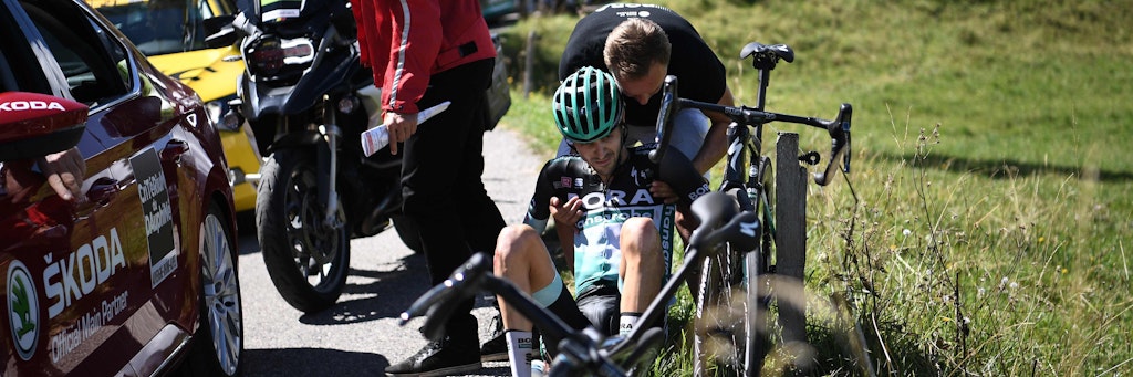 Emanuel Buchmann vom Bora-hansgrohe-Team stürzte bereis bei der Dauphiné-Rundfahrt. Bilder, die bei der Tour de France dieses Jahr vermehrt drohen. 