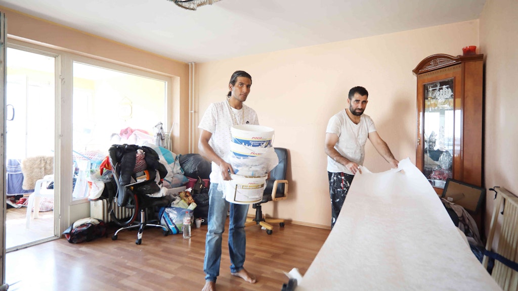 Ali und Mohammed renovieren die Wohnung ihrer siebenköpfigen Familie.