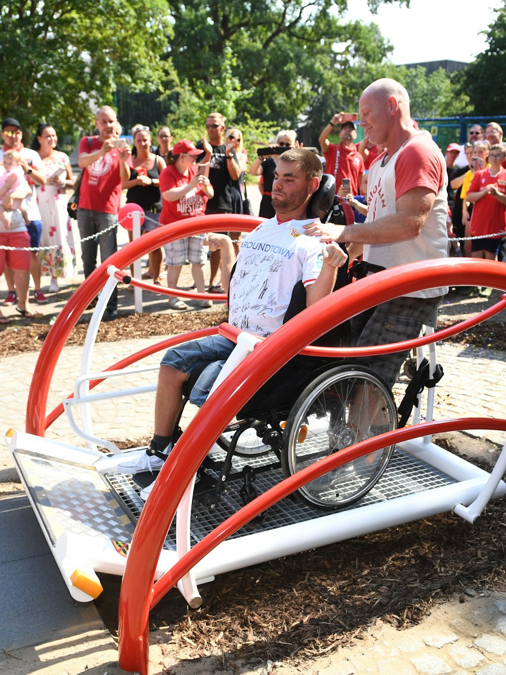 Vertreter der Fan-Initiative Eisern trotz(t) Handicap weihen eine Rollstuhlschaukel auf dem Spielplatz am Hauptgebäude des FEZ Wuhlheide ein, an den Kosten beteiligten sich 23 Fanclubs, verschiedene Firmen und der Ex-Unioner Sebastian Polter als Schirmherr.