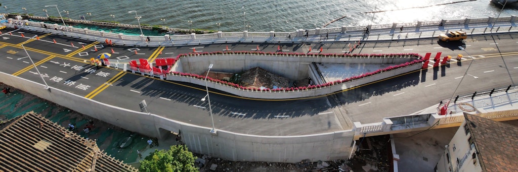 In Guangzhou musste eine Autobahnbrücke um eine winzige Residenz herum gebaut werden, nachdem die Besitzerin sich geweigert hatte, sie an die Regierung zu verkaufen.