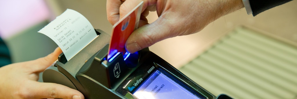 Verbraucher zahlen seit Beginn der Corona-Pandemie häufiger mit EC-Karte. Bargeld ist aus hygienischen Gründen bei vielen Händlern nicht gern gesehen.