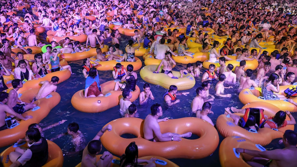 Einige Festival-Besucher hatten sich Schlauchboote genommen, an einen Mundschutz dachte aber offenbar niemand.