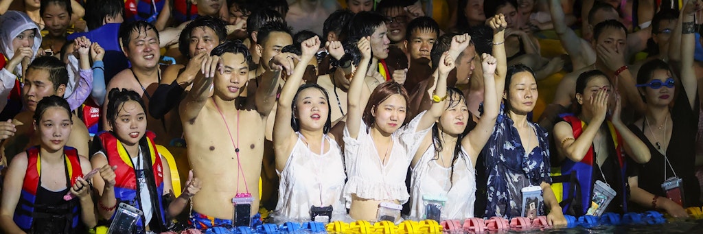 Dicht an dicht stehen Tausende Menschen in einem Wasserpark in Wuhan.