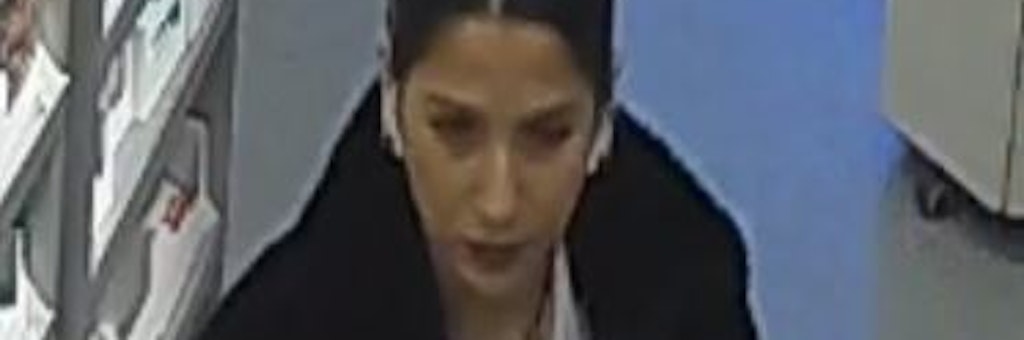 Die Polizei fahndet nach dieser Frau. Sie soll mit drei Komplizen ältere Damen beklaut haben. 