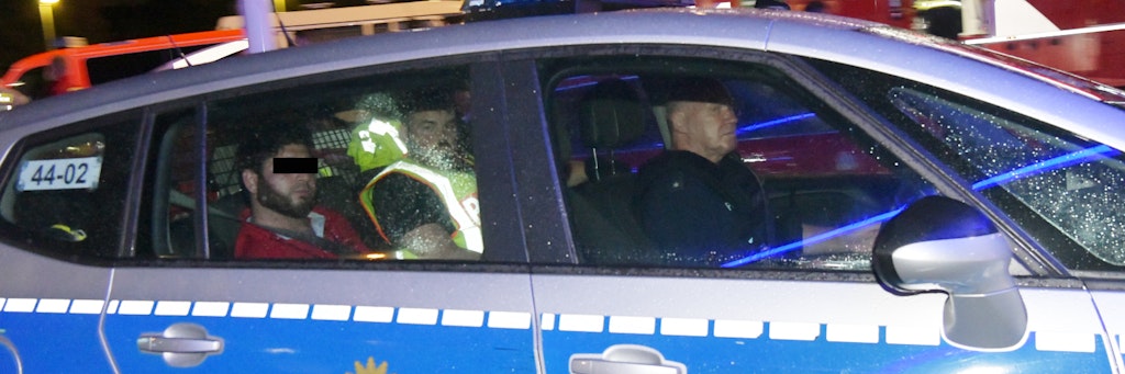Amokfahrer Sarmad A. (30) sitzt nach seiner Festnahme in einem Streifenwagen. Der Iraker wurde kurz zuvor auf der Stadtautobahn überwältigt. 