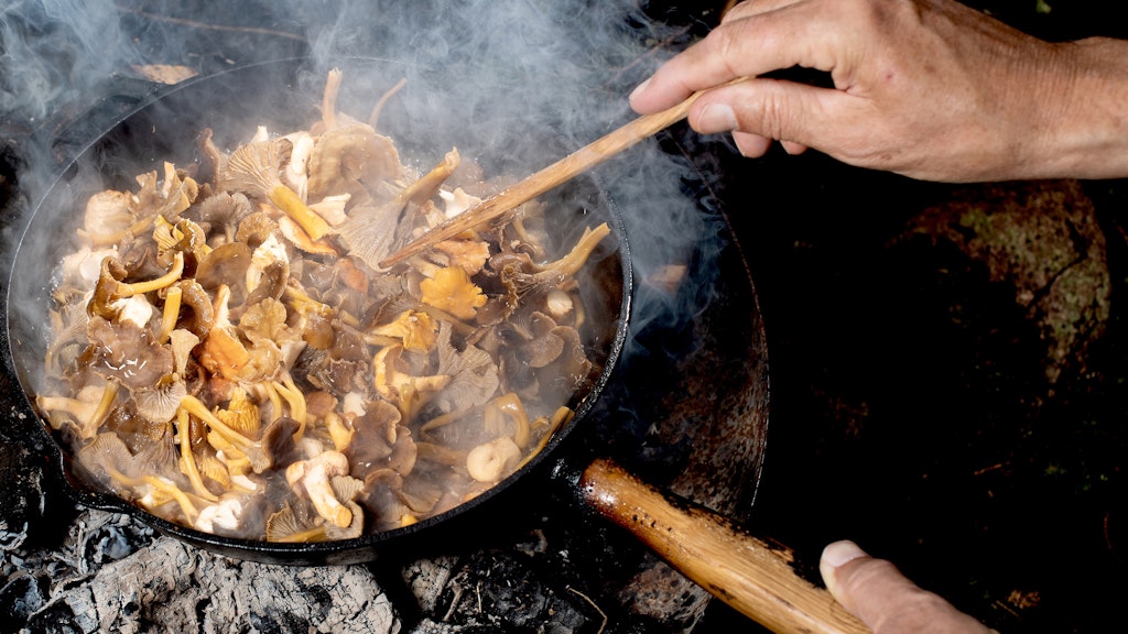 Die Pfanne zum Braten von Pilzen soll groß und richtig heiß sein. So kann das austretende Wasser verdampfen. 