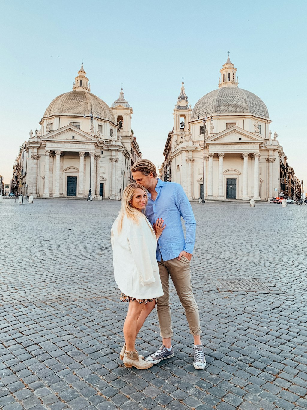 Einsam und verlassen: Die beiden Reisenden kurz nach dem Lockdown auf der Piazza del Popolo in Rom.