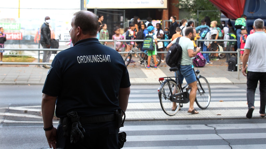 Ob Radler, Autofahrer oder Fußgänger: Wenn das Ordnungsamt zuschaut, verhalten sich die meisten Verkehrsteilnehmer am Zebrastreifen rücksichtsvoll.